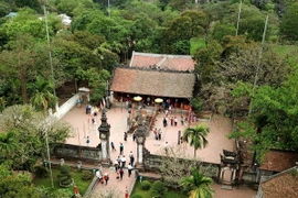 Du khách quốc tế tham quan tại khu di tích Lịch sử - Văn hóa Cố đô Hoa Lư. (Ảnh minh họa: Minh Đức/TTXVN)