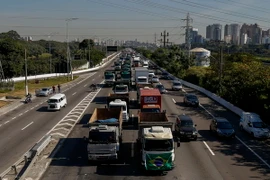 Tài xế xe tải phong tỏa các tuyến đường chính ở Sao Paulo, Brazil nhằm phản đối tăng giá nhiên liệu ngày 21/5. (Nguồn: AFP/TXVN)
