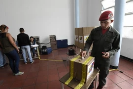 Cử tri Venezuela bỏ phiếu tại một điểm bầu cử ở Caracas ngày 20/5. (Nguồn: AFP/TTXVN)