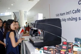Khách tham quan các sản phẩm trưng bày tại Triển lãm VietNam Cafe Show 2018. (Ảnh: Hoàng Hải/TTXVN)