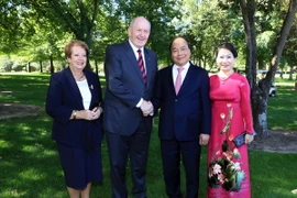 Toàn quyền Australia Ngài Peter Cosgrove AK MC cùng Phu nhân với Thủ tướng Nguyễn Xuân Phúc và Phu nhân tại Vườn thú Căngguru. (Ảnh: Thống Nhất/TTXVN)