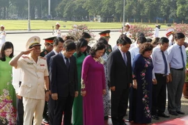 Đoàn đại biểu thành phố Hà Nội đặt vòng hoa và vào Lăng viếng Chủ tịch Hồ Chí Minh. (Ảnh: Văn Điệp/TTXVN)