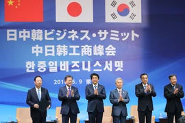 Chủ tịch Phòng Thương mại và Công nghiệp Hàn Quốc Park Yong-maan, Tổng thống Hàn Quốc Moon Jae-in, Thủ tướng Nhật Bản Shinzo Abe, Chủ tịch Liên đoàn doanh nghiệp Nhật Bản Sadayuki Sakakibara, Thủ tướng Trung Quốc Lý Khắc Cường và Chủ tịch Hội đồng xúc tiế