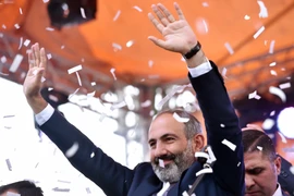 Ông Nikol Pashinyan vẫy chào người ủng hộ ở Yerevan sau khi được bầu làm Thủ tướng Armenia ngày 8/5. (Nguồn: AFP/TTXVN)