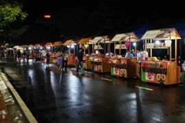 Các gian hàng ẩm thực mang phong cách độc đáo trên phố đi bộ Trịnh Công Sơn. (Ảnh: Thanh Tùng/TTXVN)