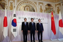 Thủ tướng Trung Quốc Lý Khắc Cường, Thủ tướng Nhật Bản Shinzo Abe và Tổng thống Hàn Quốc Moon Jae-in chụp ảnh chung trước Hội nghị thượng đỉnh ba bên tại Tokyo (Nhật Bản) ngày 9/5. (Nguồn: AFP/TTXVN)