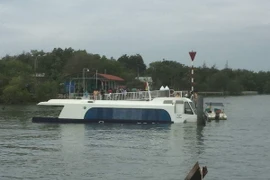 Hiện trường chiếc tàu cao tốc bị chìm ở bến Tắc Suất, huyện Cần Giờ. (Ảnh: TTXVN phát)