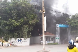 Hiện trường vụ cháy nổ tại cổng bệnh viện Việt Pháp. (Ảnh: TTXVN phát)