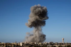 Khói bốc lên sau một cuộc không kích ở Sirte, Libya. (Nguồn: AFP/TTXVN)
