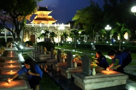 Các đoàn viên thanh niên thắp hương tưởng nhớ các anh hùng liệt sỹ. (Ảnh: Phan Tuấn Anh/TTXVN)