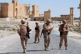 Binh sỹ Nga tuần tra trên thành phố cổ Palmyra (Syria) hôm 5/5/2016. (Ảnh: AFP)