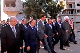 Tổng thống Syria Bashar al-Assad (giữa, hàng đầu) tại thị trấn Daraya, ngoại ô thủ đô Damascus ngày 12/9. (Nguồn: EPA/TTXVN)