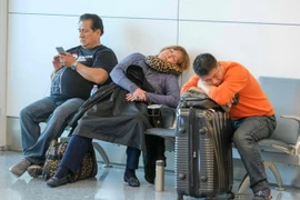 Hành khách chờ chuyến bay tại Sân bay quốc tế Los Angeles, bang California ngày 22/12. (Nguồn: AFP/TTXVN)