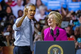 Tổng thống Mỹ Barack Obama và ứng cử viên Hillary Clinton trong chiến dịch vận động tranh cử ở Charlotte, Bắc Carolina ngày 5/7. (Nguồn: EPA/TTXVN)