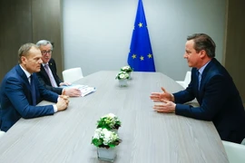 Chủ tịch EC Donald Tusk (thứ nhất, trái) trong cuộc họp với Thủ tướng Anh David Cameron (phải) tại Brussels, Bỉ ngày 19/2. (Nguồn: AFP/TTXVN)