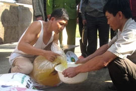 Kiển tra mỡ động vật chuyên chở trái phép. (Ảnh: Trịnh Duy Hưng/TTXVN)