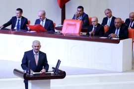 Thủ tướng Thổ Nhĩ Kỳ Binali Yildirim (trước) phát biểu trước các nghị sĩ tại phiên họp bất thường của Quốc hội ở Ankara ngày 16/7. (Nguồn: EPA/TTXVN)