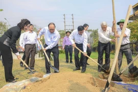 Phó Thủ tướng Nguyễn Xuân Phúc trồng cây lưu niệm tại Bảo tàng Chiến thắng Điện Biên Phủ. (Ảnh: Xuân Tư/TTXVN)