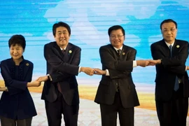 Lãnh đạo Hàn Quốc, Nhật Bản, Lào, Trung Quốc Lý Khắc Cường tại Hội nghị cấp cao ASEAN+3 ở Vientiane ngày 7/9. (Nguồn: AFP/TTXVN)