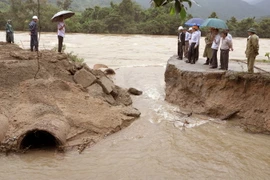 Tuyến đường nối xã Vinh Kim đi Vĩnh Sơn, huyện Vĩnh Thạnh, Bình Định bị nước lũ cuốn trôi một đoạn dài, giao thông bị chia cắt. (Ảnh: Nguyên Linh/TTXVN)