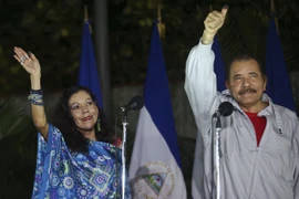Tổng thống Nicaragua Daniel Ortega (phải) và Đệ nhất phu nhân Rosario Murillo sau cuộc bỏ phiếu ở Managua ngày 6/11. (Nguồn: AP/TTXVN)