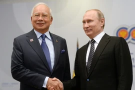 Tổng thống Nga Vladimir Putin và Thủ tướng Malaysia Najib Razak. (Nguồn: AFP/TTXVN)