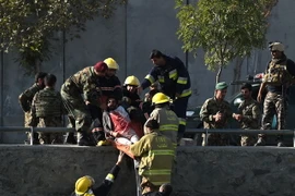 Lực lượng an ninh và cứu hộ Afghanistan chuyển thi thể nạn nhân tại hiện trường vụ đánh bom ở Kabul ngày 5/9. (Nguồn: AFP/TTXVN)