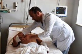 Cấp cứu người bị thương trong vụ đánh bom liều chết tại Tajkirgan ngày 25/8. (Nguồn: THX/TTXVN)