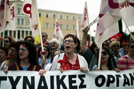 Biểu tình phản đối những cải cách về thuế và lương hưu tại Athens. (Nguồn: AFP/TTXVN)
