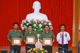 Ông Võ Văn Thưởng, Ủy viên Bộ Chính trị, Bí thư Trung ương Đảng, Trưởng Ban Tuyên giáo Trung ương tặng Kỷ niệm chương "Vì sự nghiệp Tuyên giáo" cho các vị lãnh đạo Bộ Công an. (Ảnh: Doãn Tấn/TTXVN)