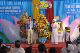 Đại diện Ban Tôn giáo Chính phủ tặng hoa chúc mừng Hội Thánh truyền giáo Cao Đài nhân 60 năm thành lập. (Ảnh: Văn Sơn/TTXVN)