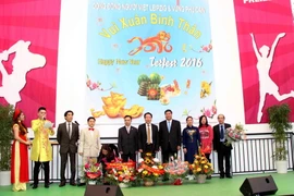 Đại sứ Đoàn Xuân Hưng (thứ 4 từ phải sang) cùng đại diện các hội đoàn chúc mừng Hội người Việt tại Leipzig. (Ảnh: Mạnh Hùng/Vietnam+)