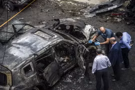 Hiện trường vụ đánh bom xe sát hạt Tổng Công tố Ai Cập Hisham Barakat ngày 29/6/2015. (Nguồn: AFP/TTXVN) 