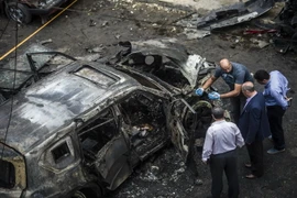 Hiện trường vụ đánh bom xe sát hạt Tổng Công tố Ai Cập Hisham Barakat ngày 29/6/2015. (Nguồn: AFP/TTXVN) 