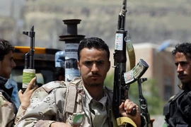  Các tay súng Houthi tuần tra tại Sanaa, Yemen ngày 25/8. (Nguồn: EPA/TTXVN)