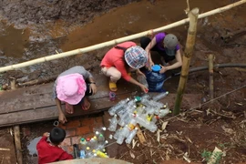 Người dân chắt lọc từng giọt nước từ các khe suối, mạch nước ngầm để lấy nước sinh hoạt. (Ảnh: Dương Giang/TTXVN)