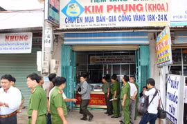 Hiện trường vụ cướp tiệm vàng. (Ảnh: Lê Đức Hoảnh/Vietnam+)