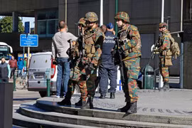 Cảnh sát Bỉ điều tra tại nhà ga Brussels-North ở thủ đô Brussels ngày 5/10, sau khi một cảnh báo bom được ban bố ở nhà ga này và tòa nhà Portalis của cơ quan Công tố liên bang. (Nguồn: AFP/TTXVN)