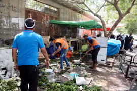  Lực lượng chức năng dọn dẹp hiện trường vụ đánh bom tại Kadhimiyah ngày 24/7. Ảnh minh họa. (Nguồn: EPA/TTXVN)