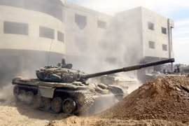 Binh sỹ Syria trong chiến dịch truy quét phiến quân tại Jobar, phía đông thủ đô Damascus, Syria ngày 21/10. (Nguồn: THX/TTXVN)