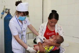 Bệnh nhi Lý Anh Phước đã bú tốt. (Ảnh: Phạm Cường/TTXVN)