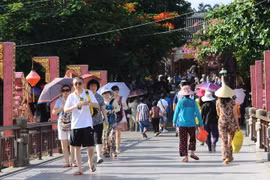 Du khách tham quan phố cổ Hội An. (Ảnh: Minh Đức/TTXVN)