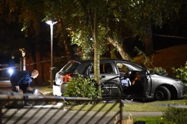 Cảnh sát điều tra tại hiện trường vụ xả súng. (Nguồn: EPA/TTXVN)