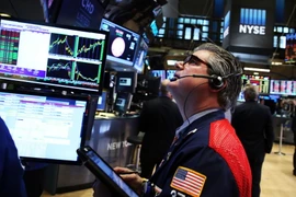 Các giao dịch viên làm việc tại sàn chứng khoán New York (Mỹ). (Nguồn: AFP/TTXVN)