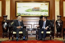 Chủ tịch UBND TP. Hồ Chí Minh Nguyễn Thành Phong tiếp ngài David Puttnam, Huân tước, Đặc phái viên của Thủ tướng Anh về Thương mại tại Việt Nam, Lào, Campuchia và Miến Điện. (Ảnh: Thanh Vũ/TTXVN)