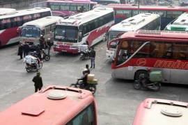 Các phương tiện hoạt động trong bến xe Lương Yên trước khi bến xe bị giải tỏa. (Ảnh: Đình Huệ/TTXVN)