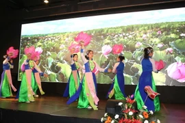 Tiết mục múa Sen tại Dạ hội. (Ảnh: Quang Vinh/Vietnam+)
