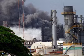 Khói đen bốc lên dữ dội sau vụ nổ ở nhà máy hóa dầu Pemex ngày 21/4. (Nguồn: AFP/TTXVN)