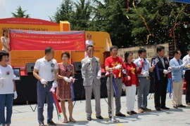 Khách tham quan triển lãm. (Ảnh: Phạm Duy/Vietnam+)