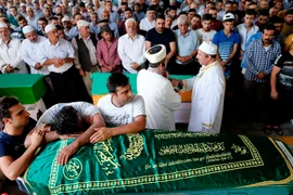 Lễ tang nạn nhân thiệt mạng trong vụ đánh bom ở Gaziantep. (Nguồn: EPA/TTXVN)